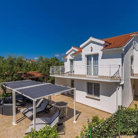 Holiday Home Olive Garden Brzac Экстерьер фото