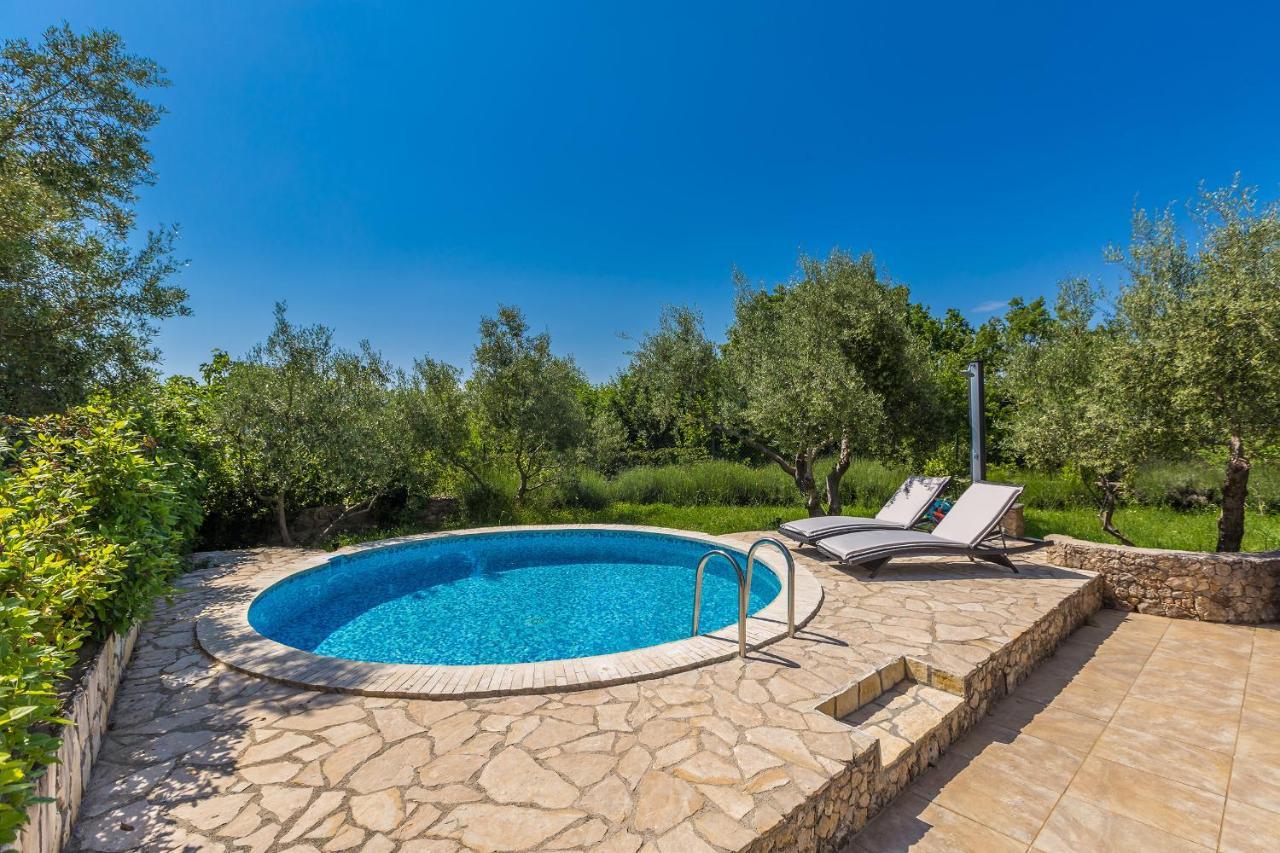 Holiday Home Olive Garden Brzac Экстерьер фото