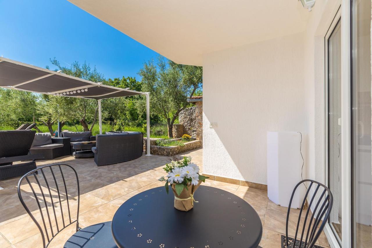 Holiday Home Olive Garden Brzac Экстерьер фото