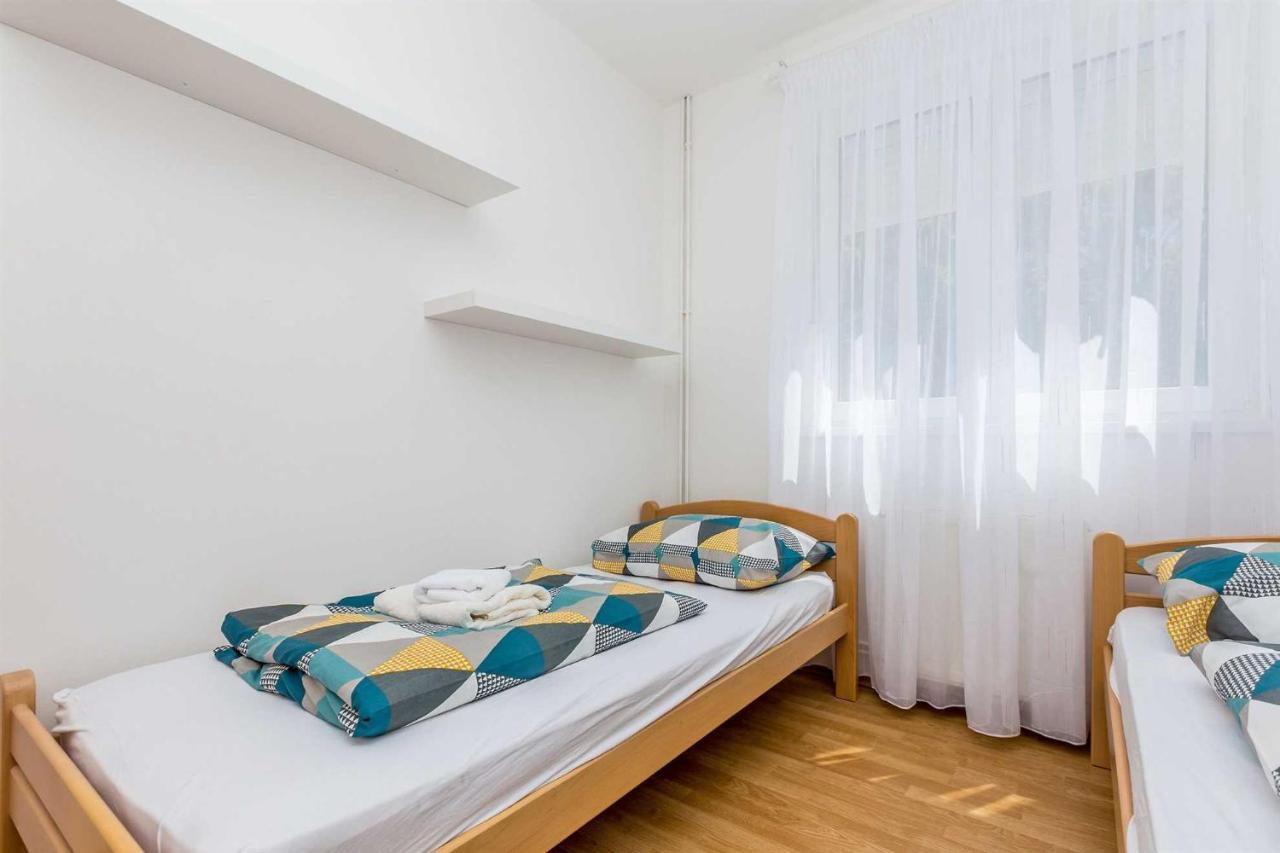 Holiday Home Olive Garden Brzac Экстерьер фото