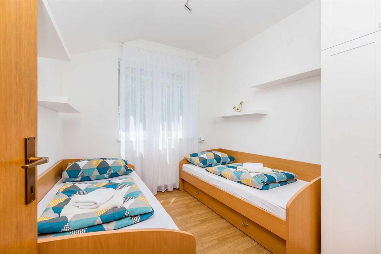 Holiday Home Olive Garden Brzac Экстерьер фото