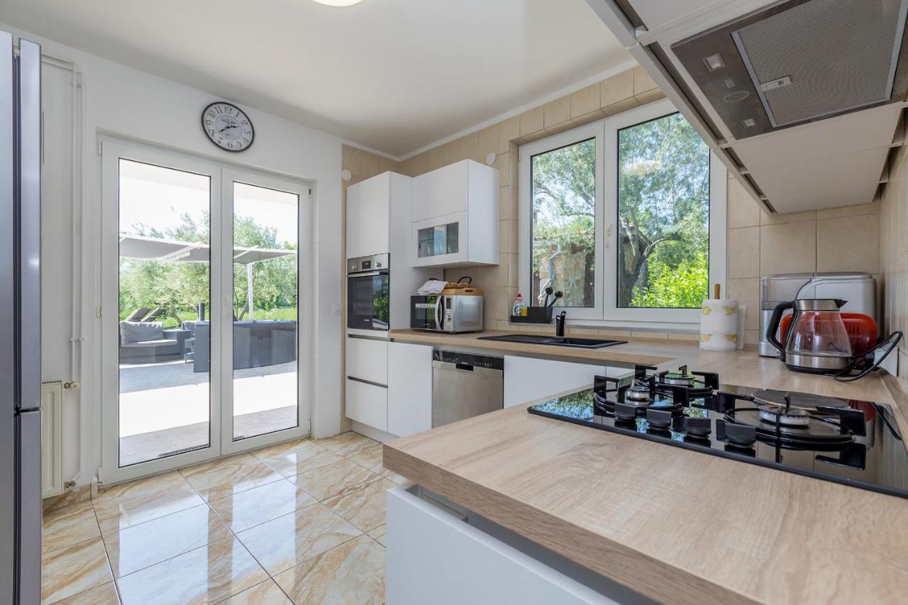 Holiday Home Olive Garden Brzac Экстерьер фото